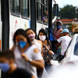 Taxa de transmissão da Covid-19 no Brasil volta a nível de descontrole da doença