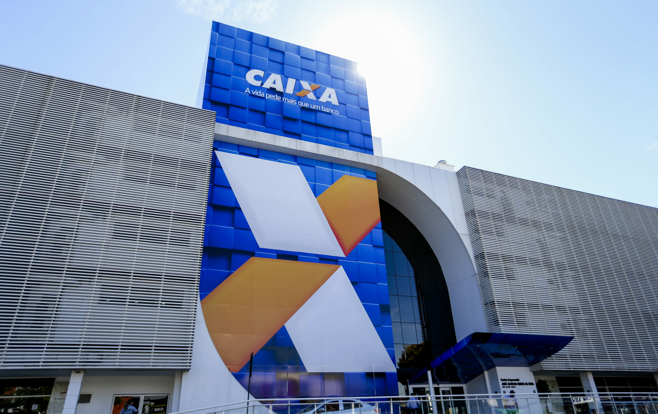 Sob protestos, Bolsonaro e Guedes confirmam abertura de capital da Caixa Seguridade