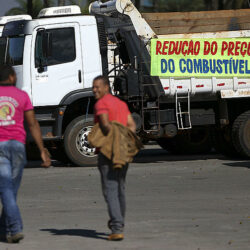 Greve dos caminhoneiros é furada por empresas de transportes e sofre esvaziamento