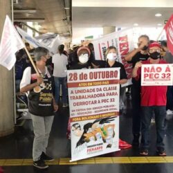 Contra a PEC 32, centenas de servidores realizam atos no aeroporto de Brasília e na câmara dos deputados nesta terça, 26