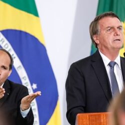 Enquanto mundo tenta conter a ômicron, Bolsonaro anuncia MP contra passaporte da vacina