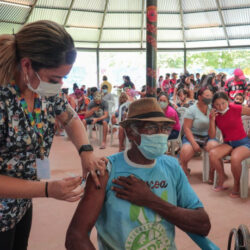 Municípios mais pobres têm apenas 50% da população imunizada contra a covid-19