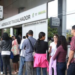 Alta do desemprego leva a recorde de endividamento das famílias