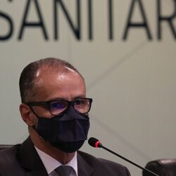 Chefe da Anvisa cobra retratação de Bolsonaro após ataque sobre interesse na vacinação infantil