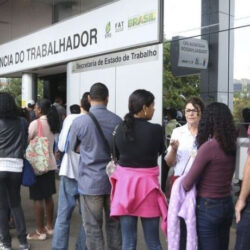 Mais de 4 milhões de jovens com ensino superior não têm emprego com direitos