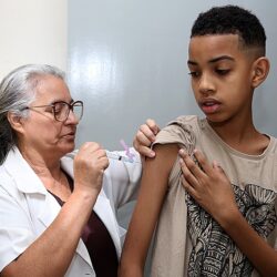Com pandemia e corte de verbas de propaganda, vacinação infantil despenca a pior nível
