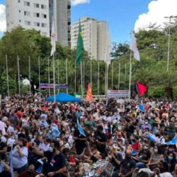 Em todo o país, professores vão às ruas pelo pagamento do piso salarial