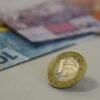 Ao invés de gerar emprego e transferir renda, governo quer endividar os mais pobres