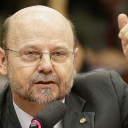 Bohn Gass denuncia Bolsonaro por atraso em milhões de aposentadorias e auxílios do INSS
