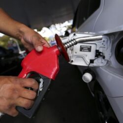 Preço da gasolina bate recorde após novo aumento em abril