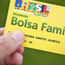 Bolsonaro quer gastar R$ 130 milhões para trocar cartão do Bolsa Família antes das eleições