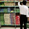 No Brasil, quem recebe salário mínimo trabalha metade do mês ou mais para comprar cesta básica
