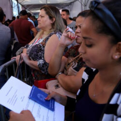Mais de 70% das vagas de trabalho perdidas em 2020 eram ocupadas por mulheres