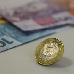 MP que financeiriza Auxílio Brasil prejudica combate à fome e transfere dinheiro a bancos