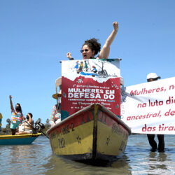 Barqueata de mulheres no Rio Jaguaribe brada por justiça socioambiental e de gênero