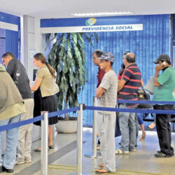 Fila do INSS: Espera por pagamento de benefícios previdenciários pode demorar um ano