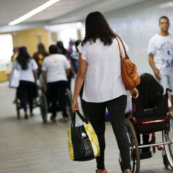 Governo Bolsonaro não paga vale-gás para mães pobres que têm filhos com deficiência