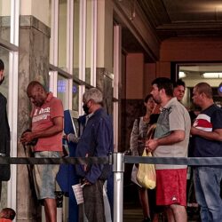 “Propaganda enganosa”: beneficiários do Auxílio Brasil pedem, mas não recebem consignado