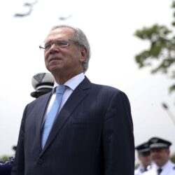 Equipe de Paulo Guedes cogita eliminar dedução de saúde e educação do IR