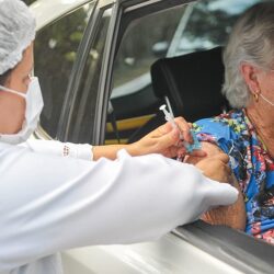 Covid: Brasil poderia ter salvado 47 mil idosos e idosas com vacinação mais ágil
