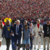 Lula recebe a faixa das mãos do ‘povo brasileiro’ e chora ao falar da fome
