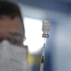 Brasil começa a aplicar&nbsp;vacina bivalente contra covid-19