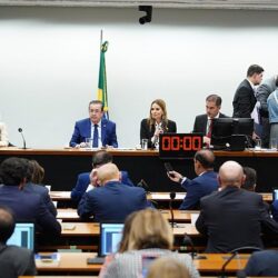 Comissão da Câmara aprova texto que garante R$ 7,3 bi para custeio de piso da enfermagem