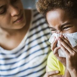 Casos de H1N1 crescem em todo o país, enquanto resultados positivos de covid caem