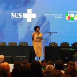 Ministra recebe manifestações de apoio ao abrir Conferência de Saúde&nbsp;