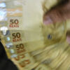 Mais bancos e lojas aderem ao Desenrola, beneficiando milhões de endividados