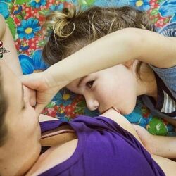 Agosto Dourado: campanha debate direitos de mães que amamentam e trabalham