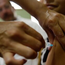 Prevenível por vacina, HPV é a infecção mais associada ao câncer