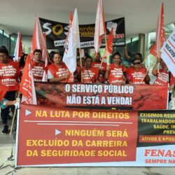 Por recomposição salarial e contra PEC 32, FENASPS e entidades fazem ato público em frente ao MGI