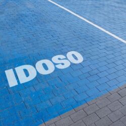 Veja como emitir credencial de vaga preferencial de idoso pelo celular