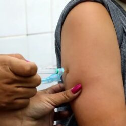 Com doses próximas do vencimento, Saúde amplia vacinação contra dengue