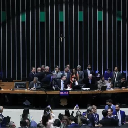 Câmara aprova urgência para PL que proíbe desconto automático no INSS