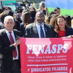 Em evento no Planalto, FENASPS entrega reivindicações dos servidores da base do Seguro e Seguridade pessoalmente ao presidente Lula