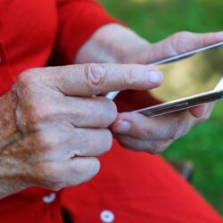 Idosos viciados em redes sociais: como identificar e combater o vício