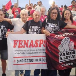 Coletivo Vamos à Luta marca presença no ato que pede a taxação de super ricos.