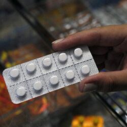 Possível reação do Brasil a tarifaço pode afetar preços de remédios