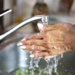 Desigualdade no acesso ao saneamento básico ainda adoece famílias no Brasil