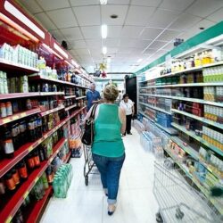 Preço da comida cai pelo segundo mês seguido, e inflação fecha julho em 0,26%