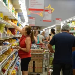 Prévia da inflação recua 0,14% com queda nos preços de alimentos, conta de luz e gasolina