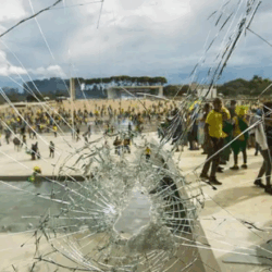 Após “PEC da Bandidagem”, deputados aprovam urgência de projeto para anistiar golpistas