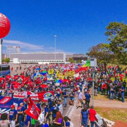 Servidores públicos realizam grande ato em Brasília contra proposta de Reforma Administrativa
