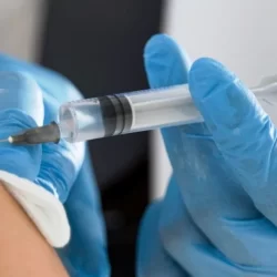 Anvisa já tem data para aprovar vacina brasileira contra a dengue, segundo governo