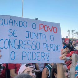 Com o lema ‘Sem anistia para golpistas’, milhares de pessoas vão as ruas em Fortaleza contra o PL da Dosimetria