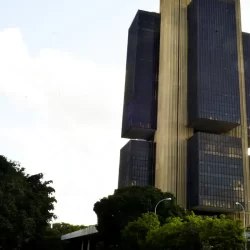 Juros do crédito pessoal e cartão rotativo avançam para as famílias