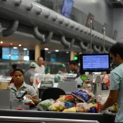 Governo adia por 90 dias regra sobre trabalho no comércio em feriados