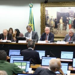 Jornada menor avança na CCJ sob pressão social e resistência velada